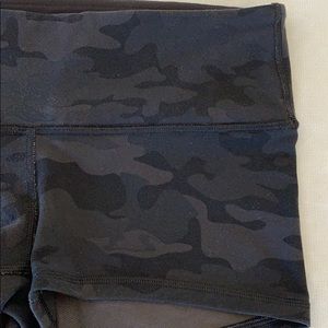 Lululemon Black Oil Slick Camo 2” shorts 4